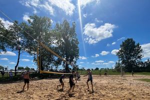 Turniej siatkówki plażowej nad jeziorem Wielochowskim