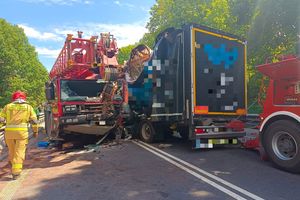 Trasa Olsztyn-Ostróda zablokowana. Zderzenie dwóch ogromnych ciężarówek, trwa akcja ratunkowa