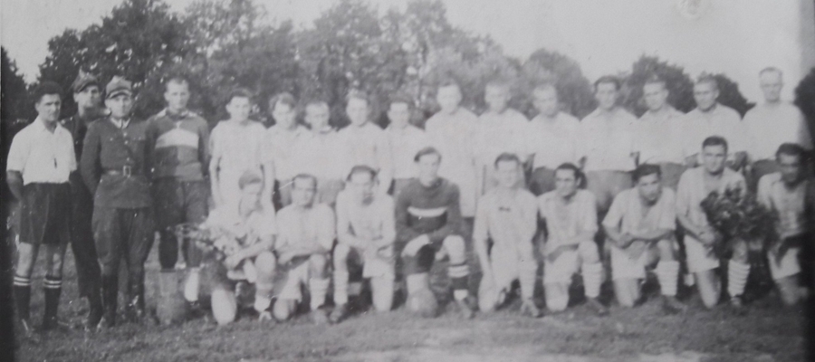 Piłkarze Granicy Kętrzyn (stoją w górnym rzędzie) tuż przed meczem w 1948 roku