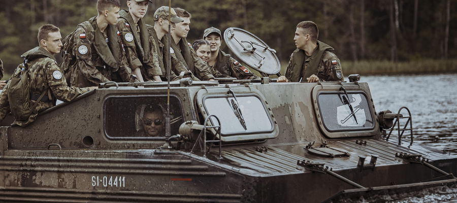 VII Zlot Klas Wojskowych Orzysz 2022. Trening przeprawy wodnej na poligonie