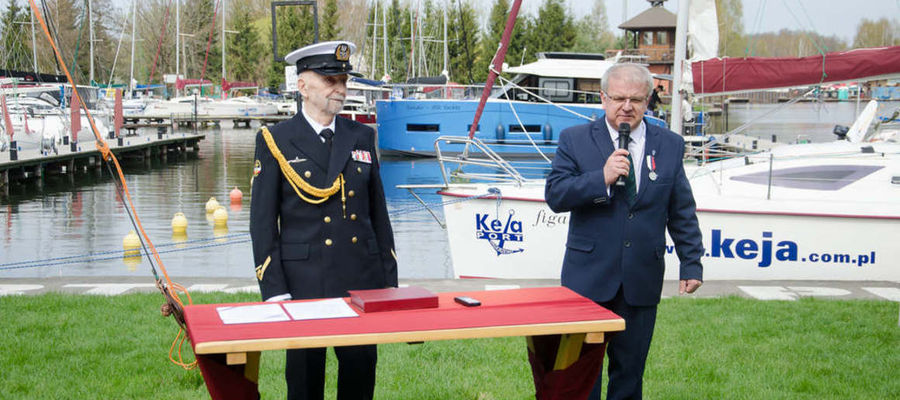 Na zdjęciu (od prawej): burmistrz Węgorzewa Krzysztof Kołaszewski i komandor Klubu Morskiego LOK w Węgorzewie Jerzy Józef Tyszko otwierają sezon żeglarski, maj 2022 r.   