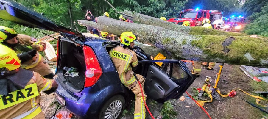 Strażacy z KP PSP Chojnice wspólnie z druhami z OSP  walczą ze skutkami silnych wiatrów