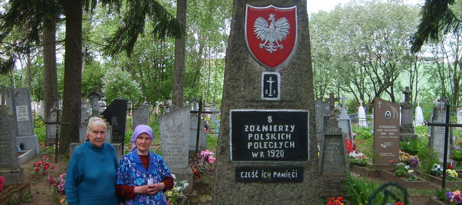 Żodziszki. Pomnik żołnierzom WP. Opiekunki miejsca pamięci A. Diakowska i I. Stolczyńska. 2010r.