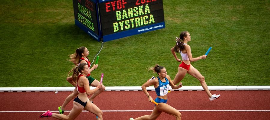 Finał sztafet szwedzkich: na pierwszym miejscu na trzeciej zmianie biegnie Anastazja Kuś