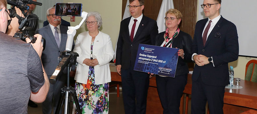 Burmistrz Sępopola Irena Wołosiuk odebrała symboliczny czek na prawie trzy miliony złotych