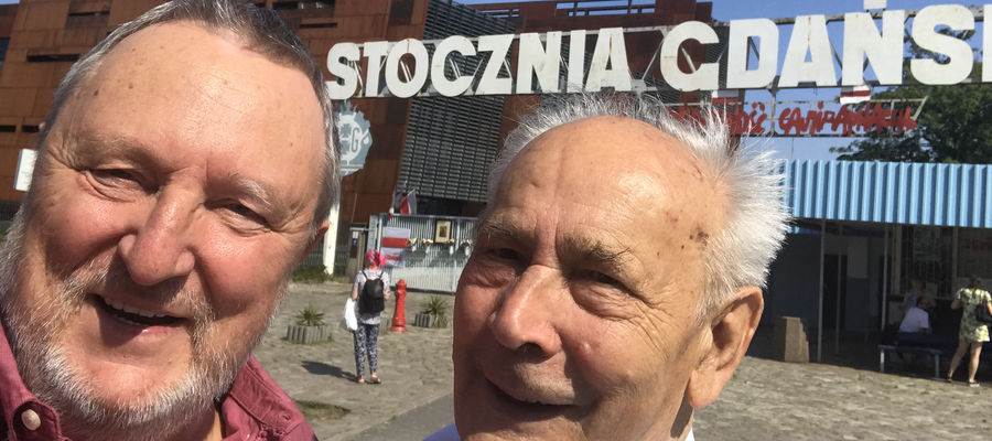 
Spotkanie po latach.  Bogdan Zurek (po lewej) i Henryk Jagielski - stoczniowcy, opozycjoniści, uczestnicy Sierpnia ´80, przed bramą Stoczni Gdańskiej. 