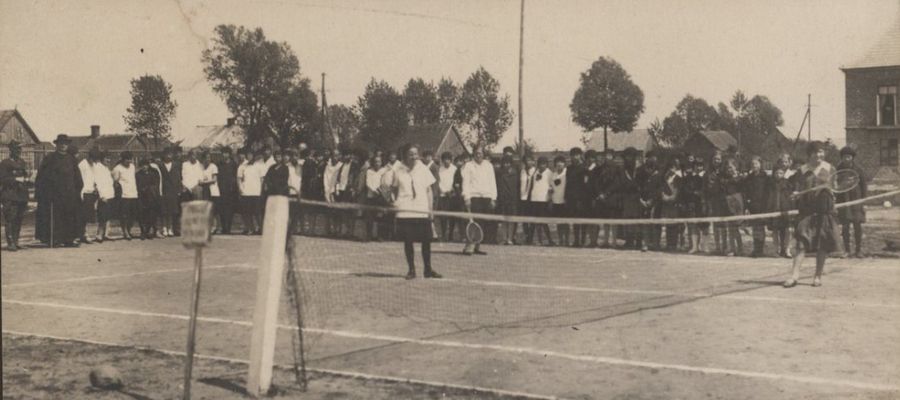Kort na boisku Seminarium Nauczycielskiego - gra deblowa dziewcząt 1926 r.