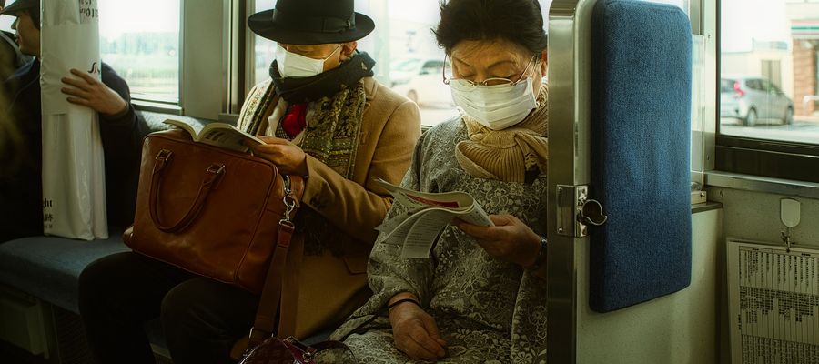 pasażerowie w tokijskim metrze