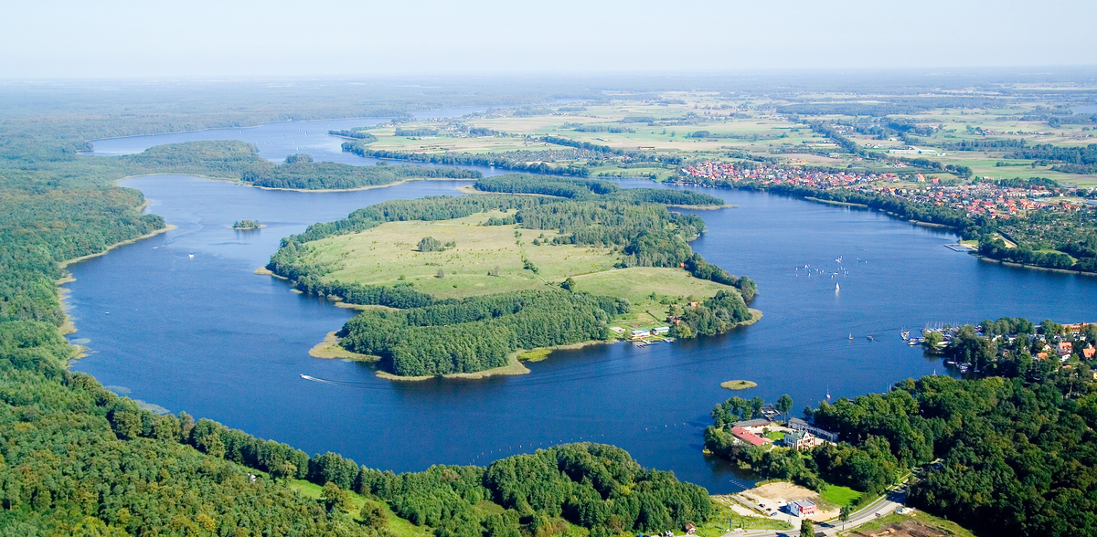 Wyspa Wielka Żuława na jeziorze Jeziorak widziana z lotu ptaka