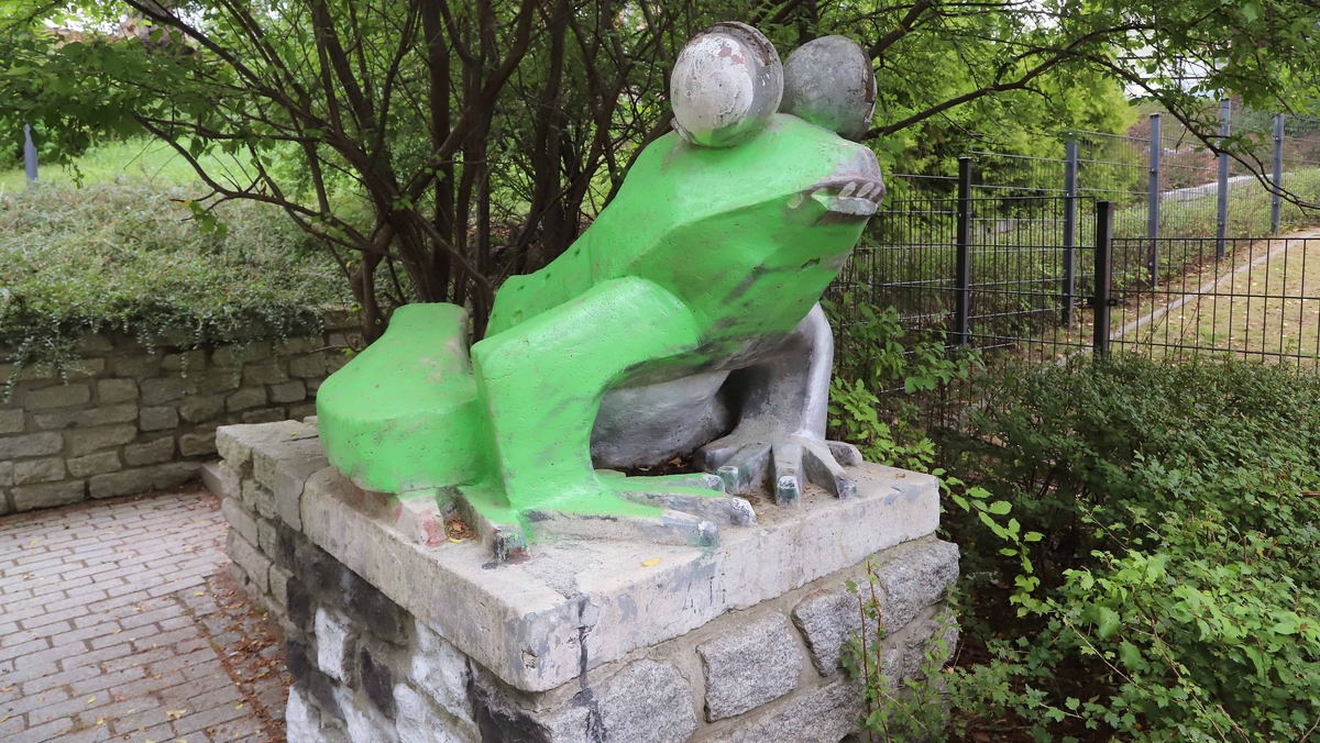 Żaba w parku Podzamcze została pomalowana na zielono