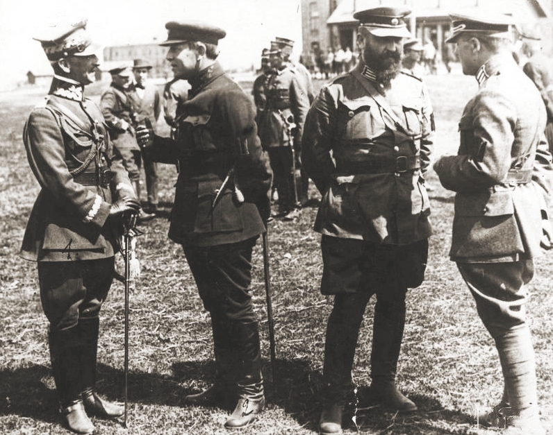 Od lewej: Gen. Antoni Listowski, Szymon Petlura, płk Wołodymyr Salśkyj, płk Marko Bezruczko, oficerowie ukraińscy i polscy. Berdyczów, wyprawa kijowska – kwiecień 1920.