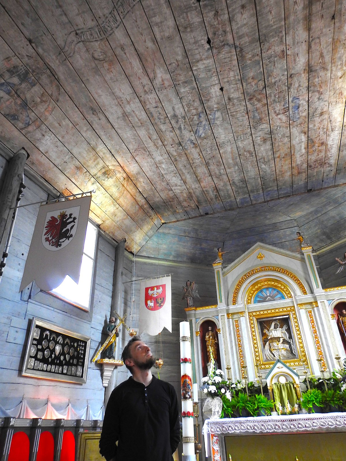 Bartosz Anusiak, konserwator z Torunia i strop z odkrytymi dekoracjami z kościoła w Boleszynie