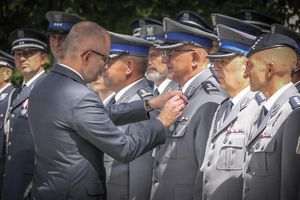 Kierownictwo oleckiej policji odznaczone medalami 