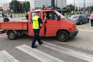 Kolizja koło dworca w Olsztynie. Kierowca busa uciekł z miejsca zdarzenia. Policjanci już go namierzają 