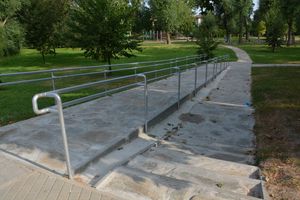 Radni domagają się przebudowy kamiennych ścieżek przy skate parku w Olecku