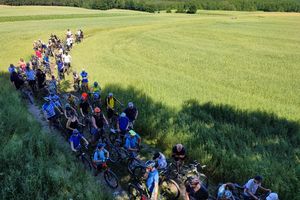 Rowerowa wycieczka z metą na dożynkach w Brzoziu