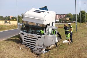 [ZDJĘCIA] Zderzenie trzech pojazdów ciężarowych z naczepami na DK16 na wysokości Barczewa. Jedna osoba w szpitalu