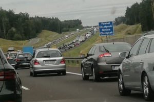 Na trasie S7 Ostróda-Olsztynek samochód uderzył w barierki. Utrudnienia w ruchu