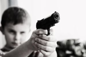 Będą uczyć w szkołach strzelania z broni. Minister Czarnek podpisał rozporządzenia
