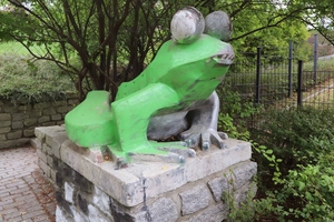 Żaba w Parku Podzamcze w Olsztynie jest zielona. Ktoś znowu ją pomalował. Co z tym zrobi miasto? 