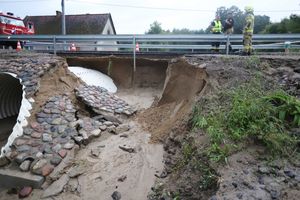 Burza zniszczyła most w Barczewku. Droga jest zablokowana