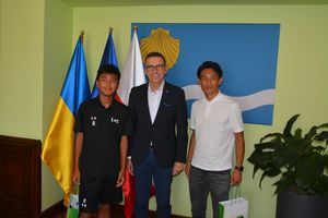 Japoński piłkarz odwiedził Olsztyn, aby wspólnie pomóc Ukrainie