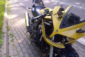 Kadyny: Groźne zdarzenie z udziałem motocyklisty. Jechał za szybko i wypadł z drogi