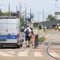 Kierowca okejki potrącił 60-latkę na rondzie w Olsztynie. Kobieta z urazem głowy trafiła do szpitala