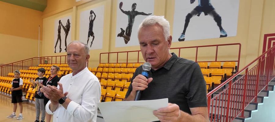 Krzysztof Krupienik (pierwszy od prawej) od lat jest związany z kętrzyńskim sportem