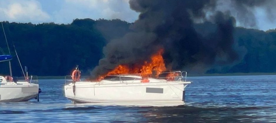 Do pożaru jachtu doszło na Jezioraku