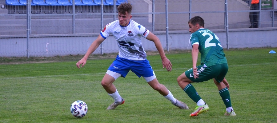 Jakub Mysiorski (Sokół Ostróda) w trakcie meczu ze Świtem. Drużyna z Ostródy jeszcze nie wywalczyła punktu w tym sezonie