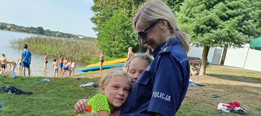 ełccy policjanci spotkali się w ukraińskimi dziećmi aby opowiedzieć im, jak bawić się bezpiecznie nad wodą
