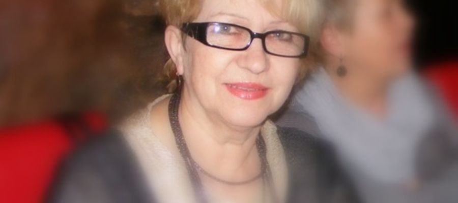 Anna Peplińska z wykształcenia jest pielęgniarką. Dzieciństwo i młodość spędziła w Lisewie koło Tczewa.  Autorka od 1980 roku mieszka w Elblągu. 