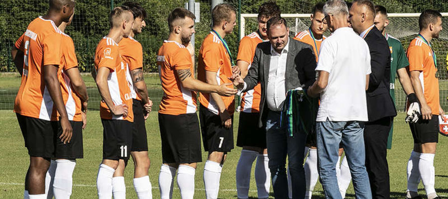 Przed meczem w Elblągu przedstawiciele WMZPN nagrodzili piłkarzy Concordii za awans do III ligi