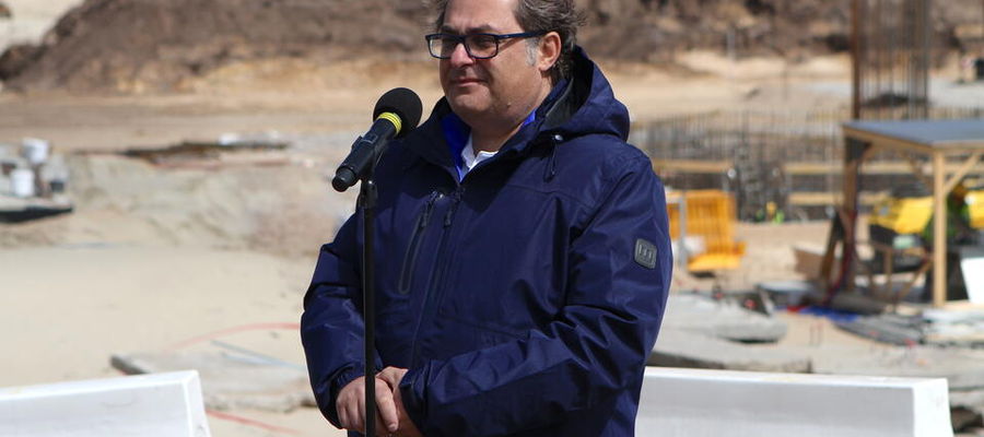 Minister Marek Gróbarczyk na budowie przekopu Mierzei Wiślanej w maju 2020 roku