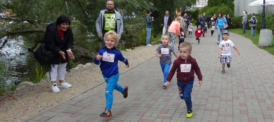 "Ja też lubię biegać" — sportowa akcja dla dzieci przed Iławskim Półmaratonem, w okolicach galerii Jeziorak, to już tradycja. Tu zdjęcie z 4 września 2021 