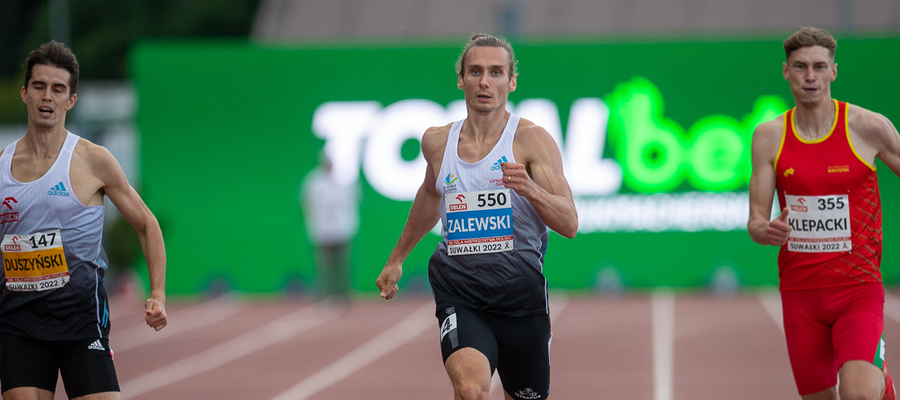 Karol Zalewski (AZS UWM Olsztyn, na zdjęciu w środku) awansował do finału biegu na 400 metrów