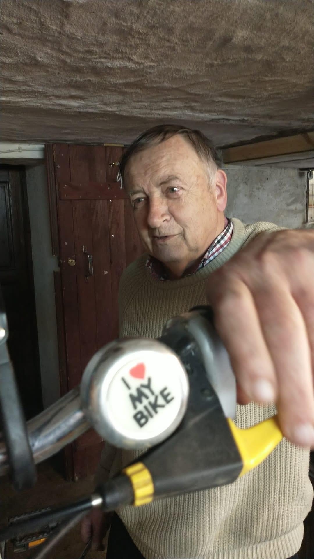 Witold Paliński, tata pana Piotra, naprawia rowery w swojej piwnicy