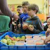 Ruszają dostawy owoców i warzyw oraz mleka dla uczniów w podstawówkach