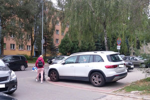 Bogaty może więcej? Kierowca mercedesa zablokował chodnik przy ul. Kołobrzeskiej w Olsztynie