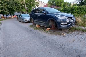 Drogi Hyundai stoi na cegłach na ul. Westerplatte w Olsztynie