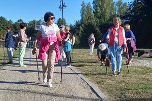 Seniorzy trenują nordic walking