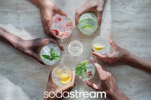SodaStream, wiodący producent ekspresów do gazowania wody, prezentuje repozycjonowanie 360°