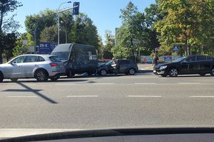 Senior nie zauważył czerwonego światła. Ulica Bałtycka w Olsztynie zablokowana