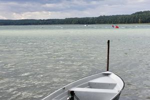 Akcja ratownicza na jeziorze Pluszne (powiat olsztyński). Wiatr przewrócił żaglówkę, trzy osoby w wodzie
