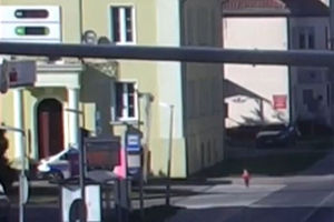 Najpierw 75-letni senior potrzebujący pomocy, później 3-letnia dziewczynka na samotnej przechadzce