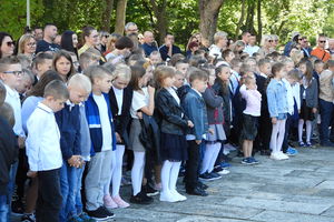 (GALERIA) W Bartoszycach uczniowie rozpoczęli naukę, pamiętając o historii 