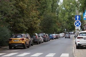 Radna Olsztyna chce zakazać parkowania na ul. Niedziałkowskiego na Zatorzu. Jej zdaniem parking powoduje korki