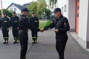 Strażak Michał Szulwic po służbie ratował życie uczestnikom wypadku drogowego