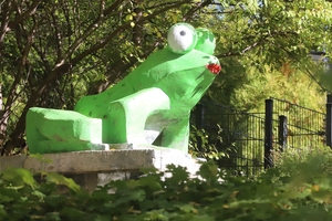 Pomnik żaby w Parku Podzamcze znowu przyciąga uwagę. Czy rozsławi Olsztyn? 